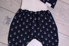 Set bestehend aus langer Pumphose in der Größe 74/80 und einem passenden Beanie in der Größe 46-48 cm.